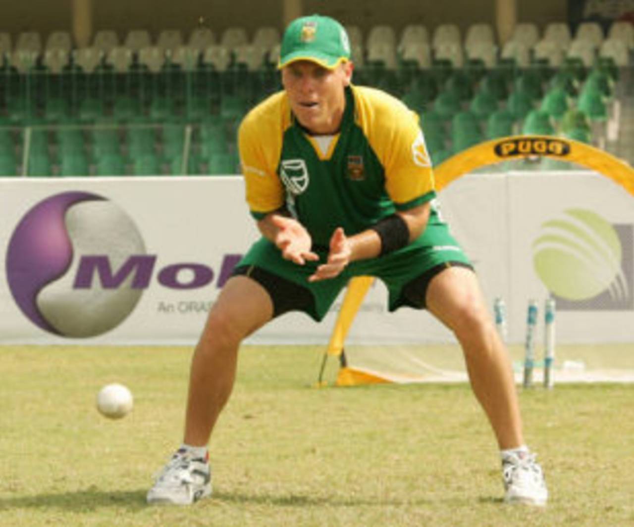 Johan Botha is completely focused during catching practice, Lahore, October 15, 2007 