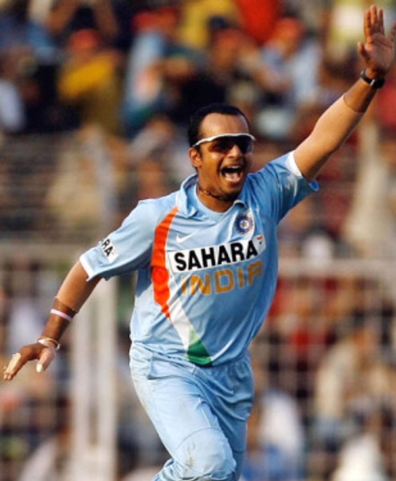 Murali Kartik finished with figures of 6 for 27, India v Australia, 7th ODI, Mumbai, October 17, 2007