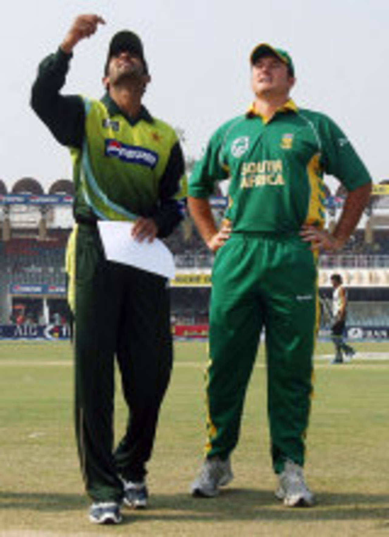 Graeme Smith called right at the toss and chose to bat, Pakistan v South Africa, 1st ODI, Lahore, October 18, 2007