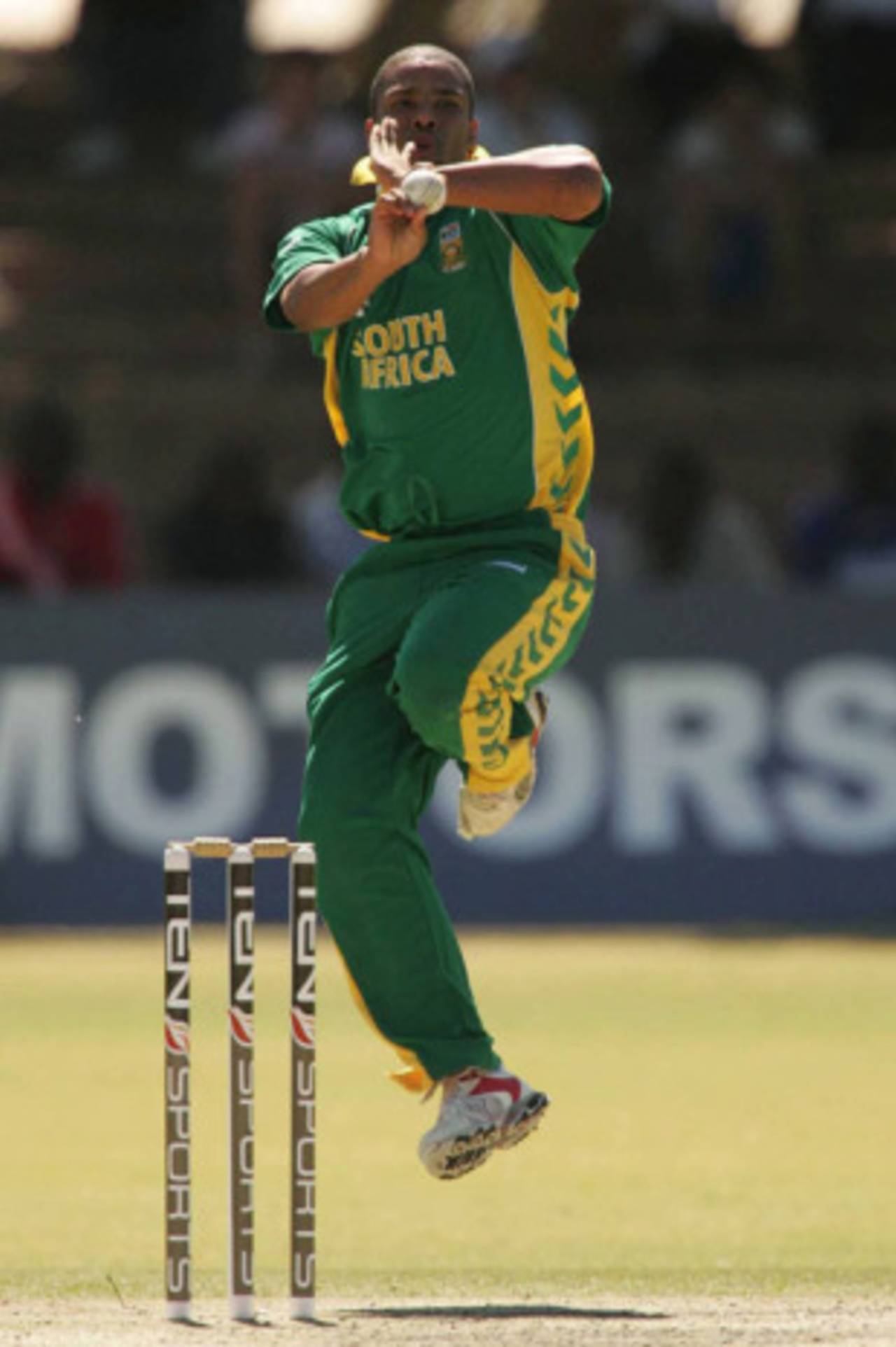 Vernon Philander prepares to fire one in, Zimbabwe v South Africa, 1st ODI, Bulawayo, August 22, 2007