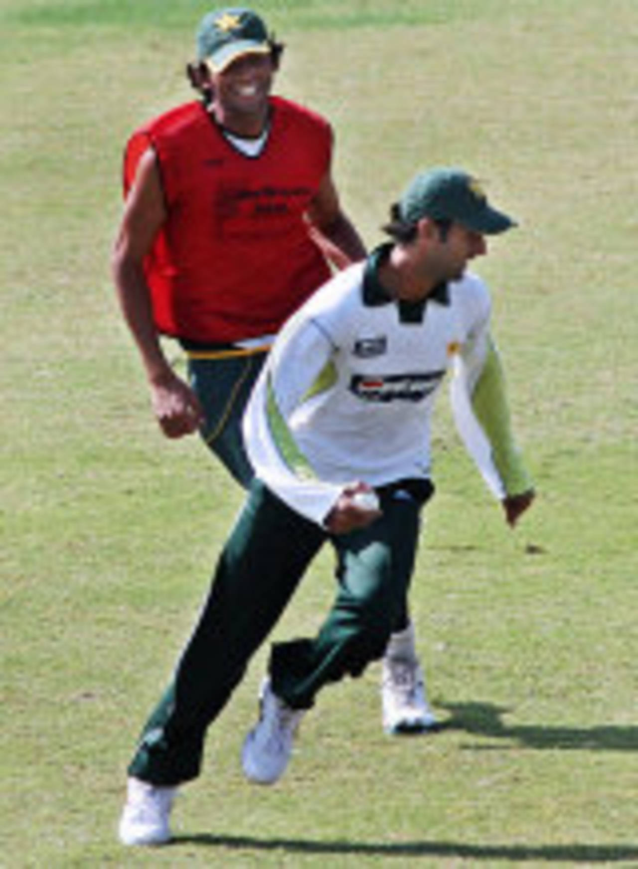 Shoaib Malik and Mohammad Asif warm up, Lahore, October 28, 2007