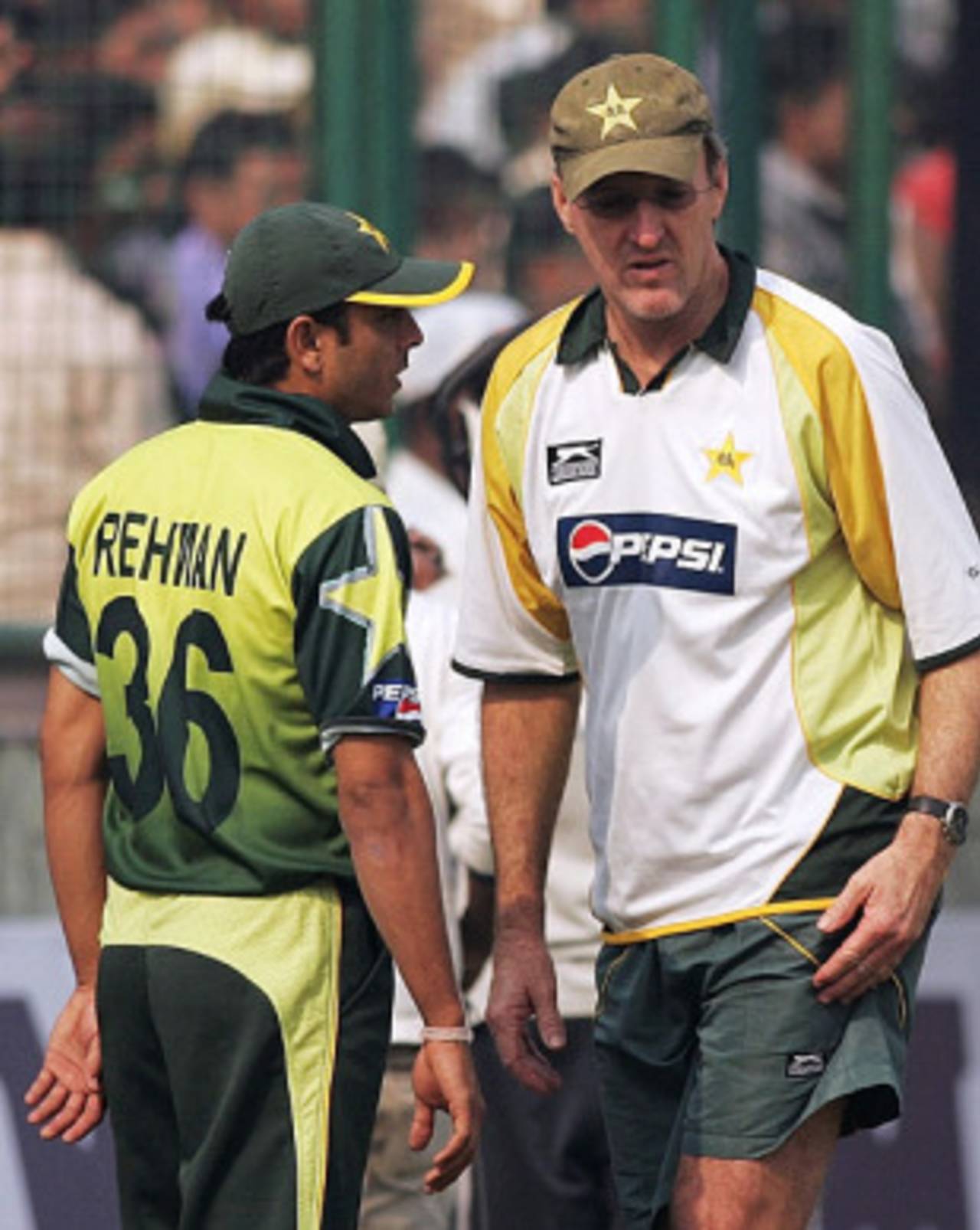 Pakistan coach Geoff Lawson talks to Abdur Rehman, Delhi v Pakistan XI, warm-up match, Delhi, November 2, 2007