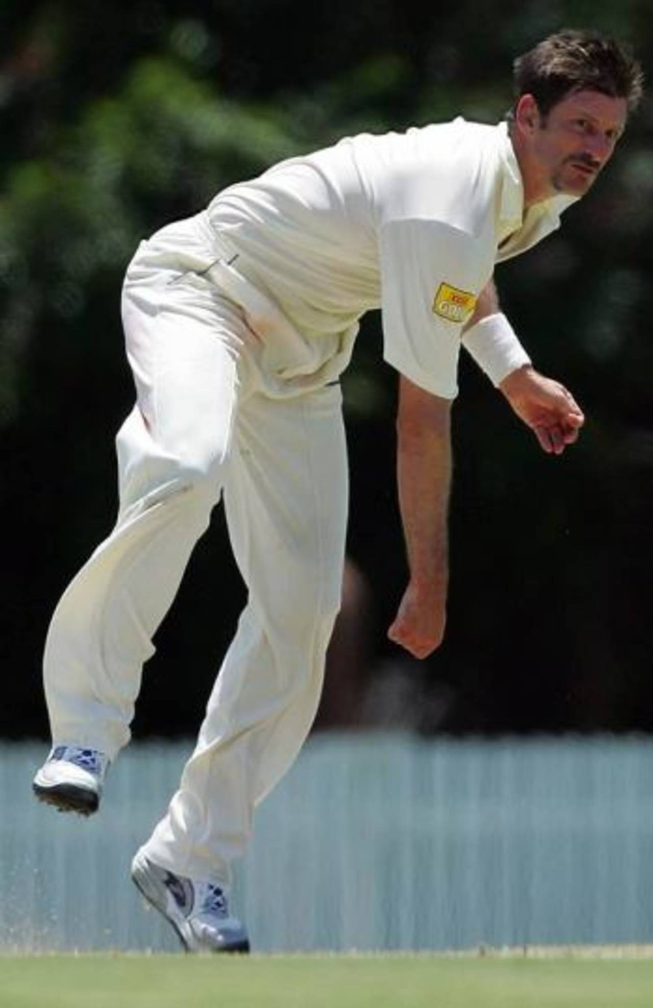 Michael Kasprowicz bowls during his successful spell, Queensland v Sri Lankans, 3rd day, Brisbane, November 4, 2007