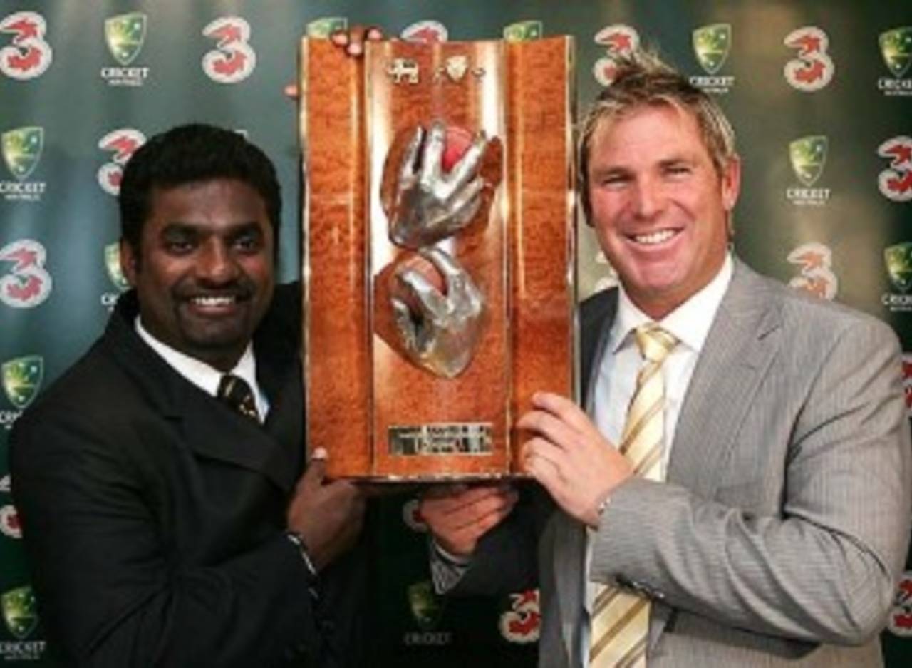 Muttiah Muralitharan and Shane Warne pose with the trophy named after them, Hobart, November 15, 2007
