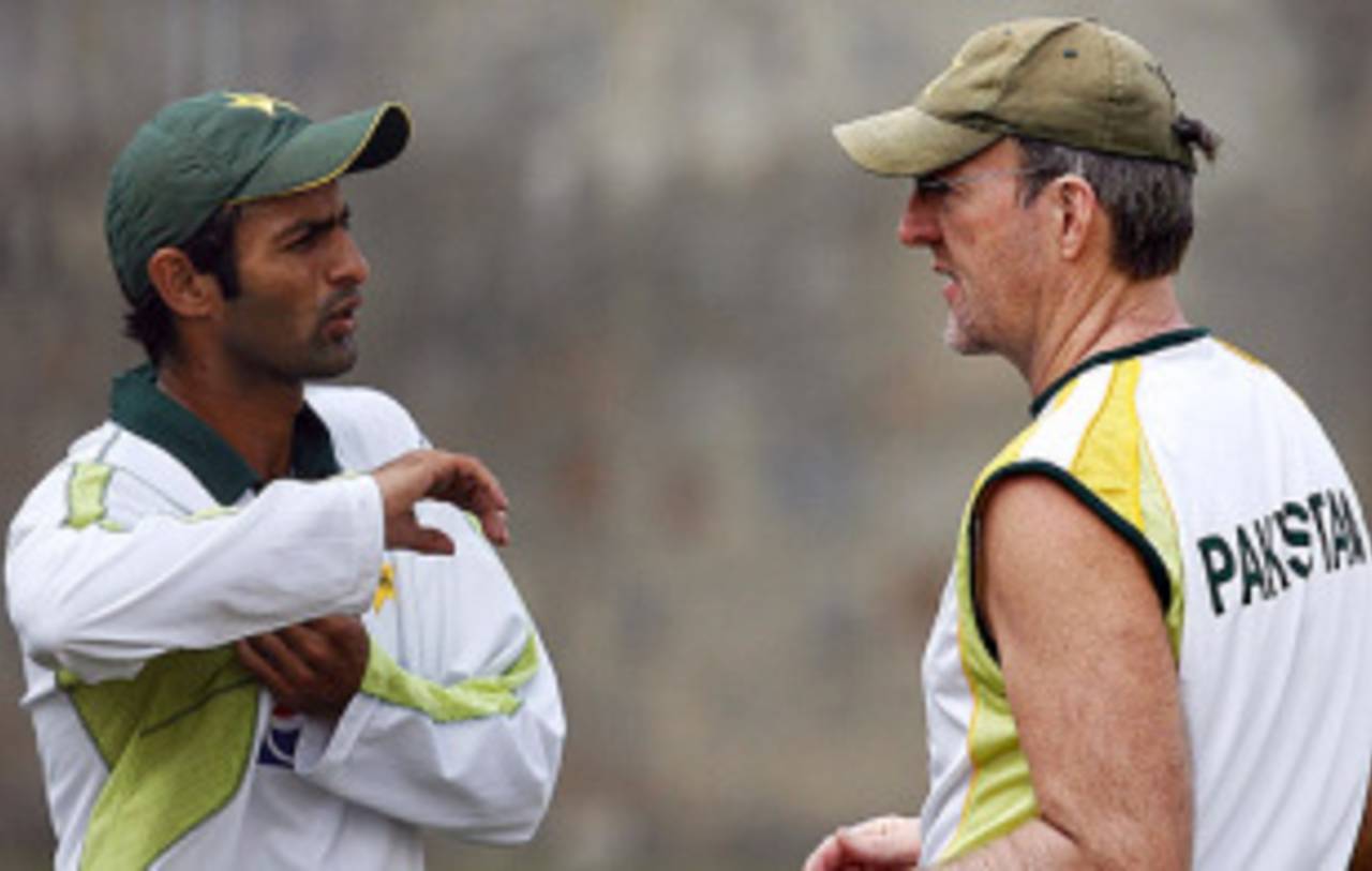 Geoff Lawson chats with Shoaib Malik during Pakistan's net session, Delhi, November 21, 2007