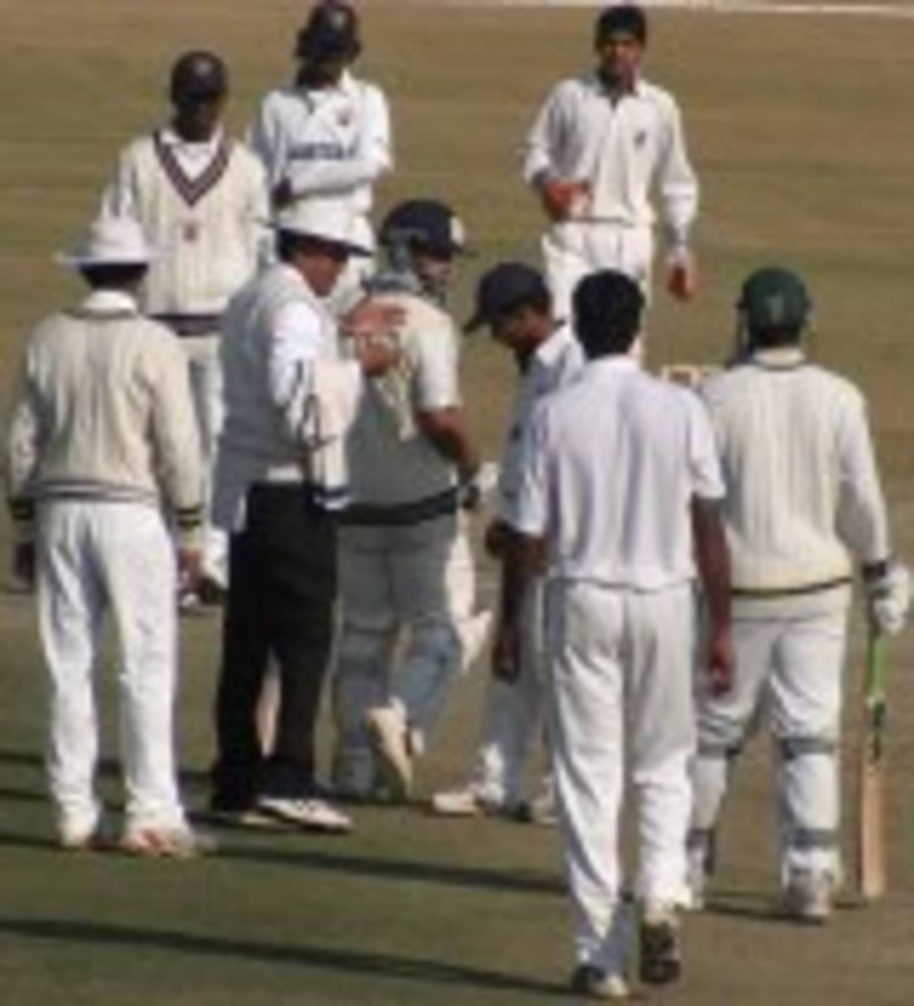 The umpire warns the Maharashtra players for excessive sledging , Himachal Pradesh v Maharashtra, Ranji Trophy Super League, Group A, 3rd round, Dharamsala, 3rd day, November 25, 2007 

