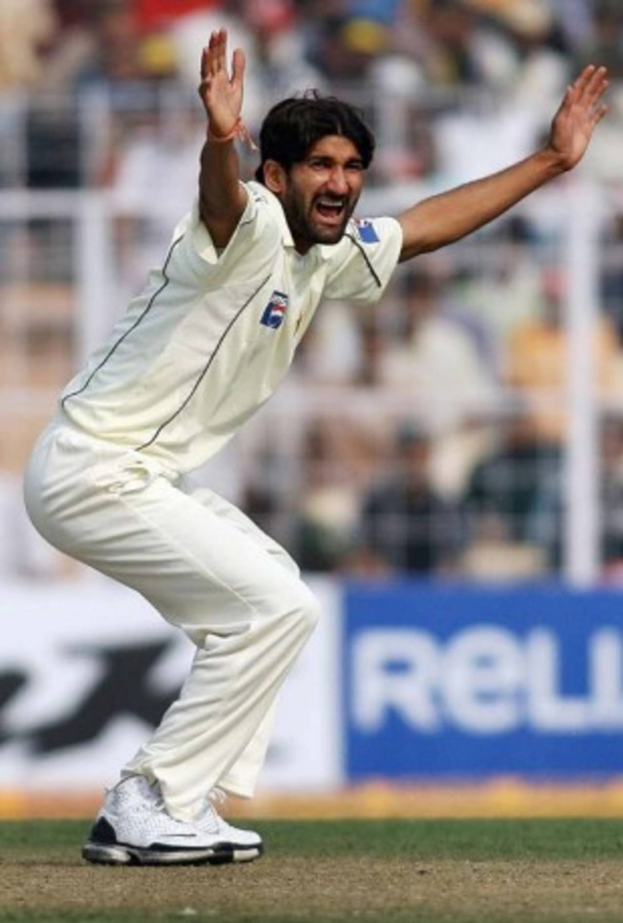 Sohail Tanvir makes an unsuccessful appeal for a wicket, India v Pakistan, 2nd Test, Kolkata, 1st day, November 30, 2007
