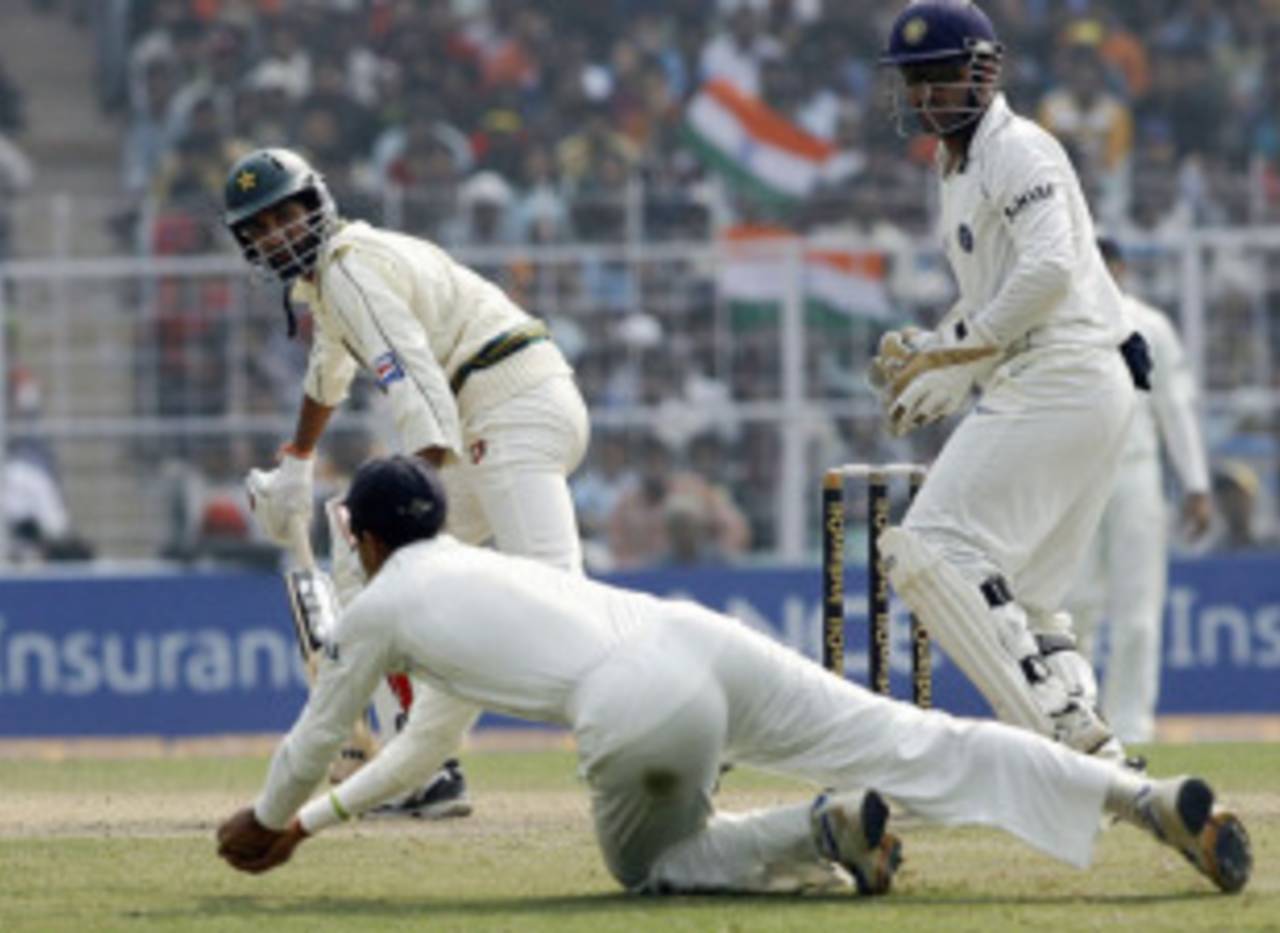 Rahul Dravid snaps up an edge from Sohail Tanvir, India v Pakistan, 2nd Test, Kolkata, 4th day, December 3, 2007
