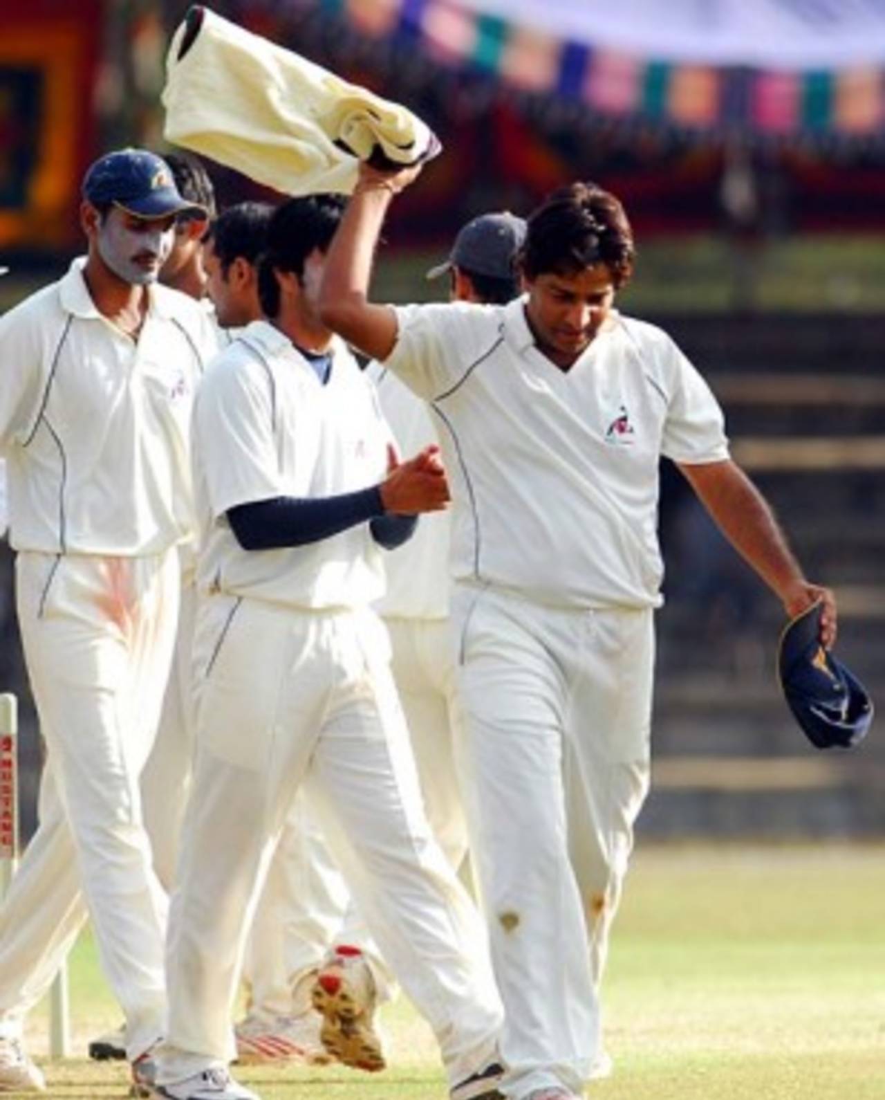 Mohammad Aslam leads his team off the field after Karnataka were bowled out for 329, Karnataka v Rajasthan, Ranji Trophy Super League, Group A, 4th round, 3rd day, Mysore, December 3, 2007