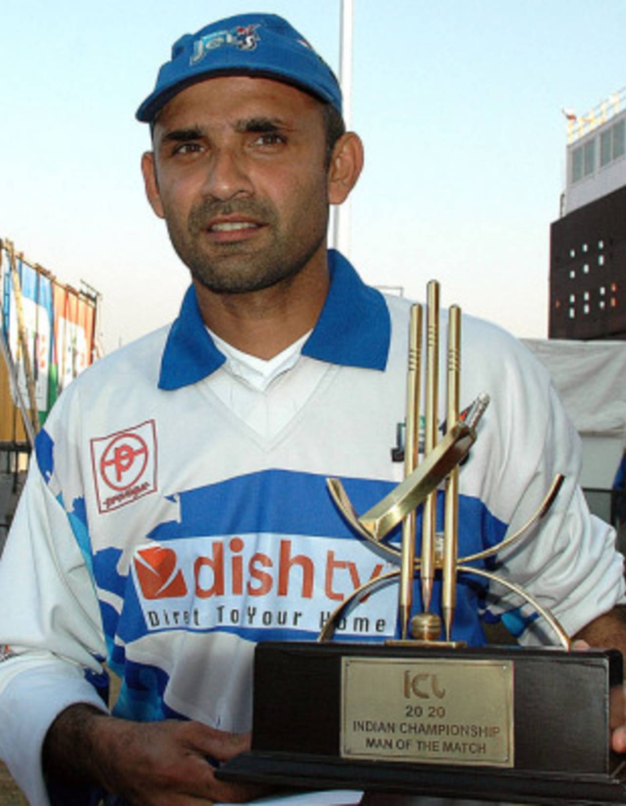 Marvan Atapattu poses with the Man-of-the-Match award, Delhi Jets v Kolkata Tigers, 3rd Place Playoff, Indian Cricket League, Panchkula, December 16, 2007 

