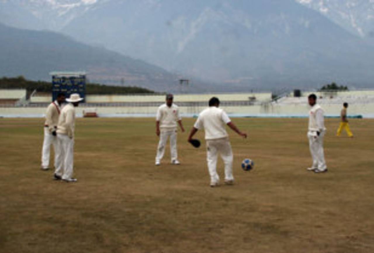 The Mumbai team engage in a spot of football, Himachal Pradesh v Mumbai, Ranji Trophy Super League, Group A, 6th round, Dharamsala, 2nd day, December 18, 2007 