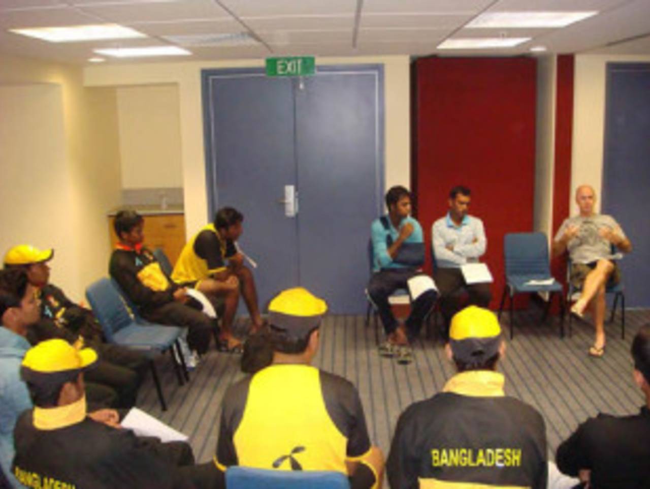 Bangladesh coach Jamie Siddons leads a team meeting, Hamilton, December 19, 2007 