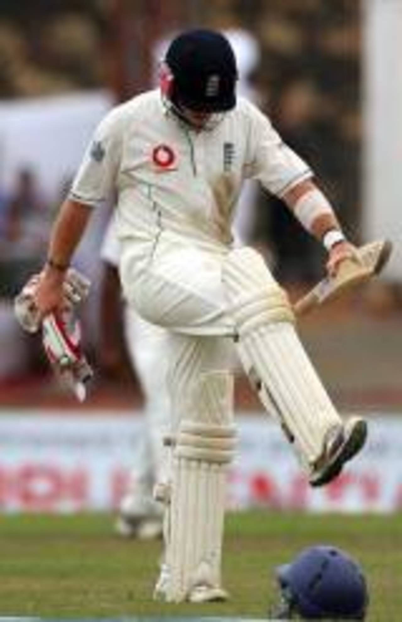 Ian Bell shows his frustration after being run out, Sri Lanka v England, 3rd Test, Galle, 3rd day, December 20, 2007