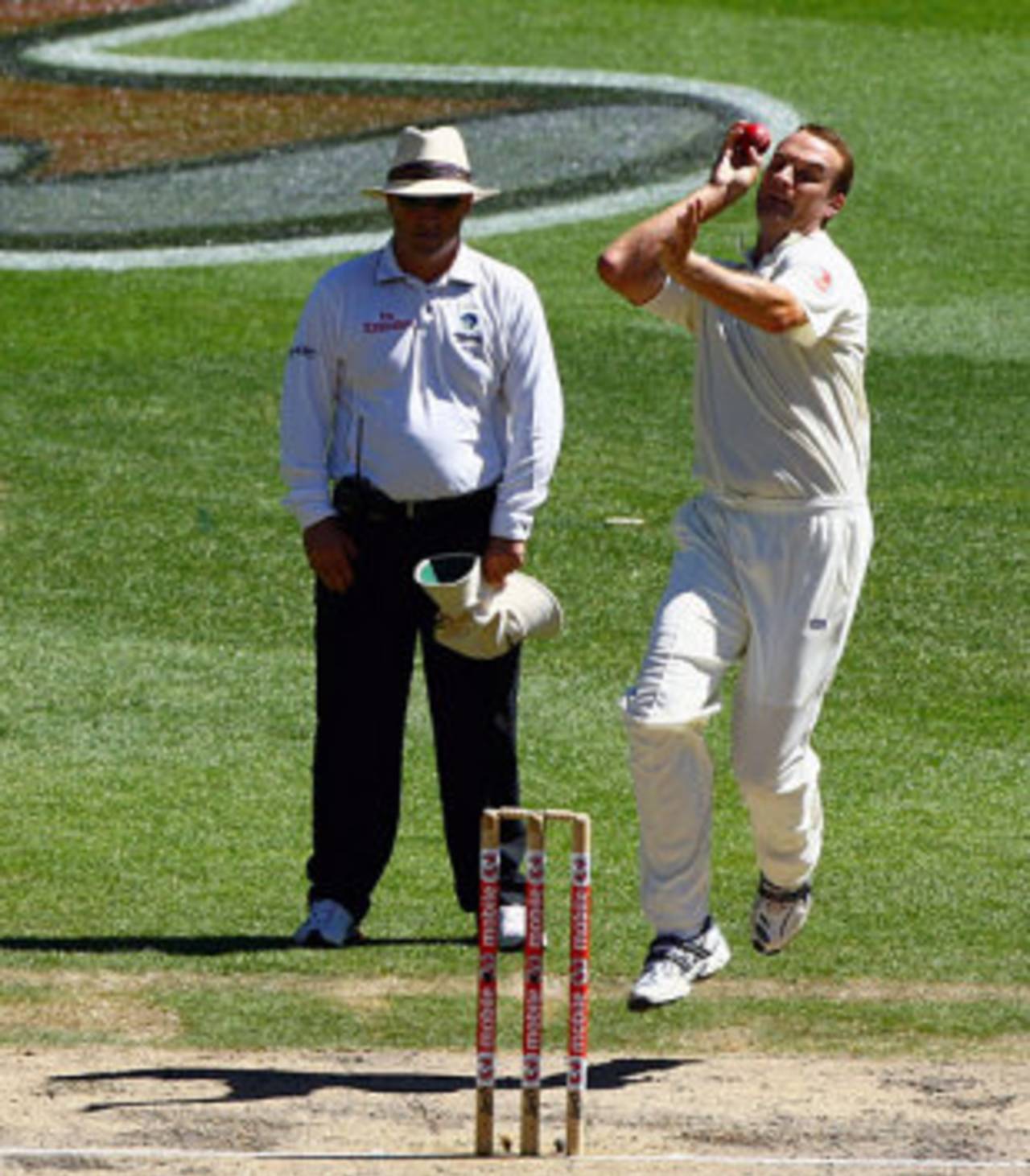 Stuart Clark runs in to bowl, Australia v India, 1st Test, Melbourne, 4th day, December 29, 2007