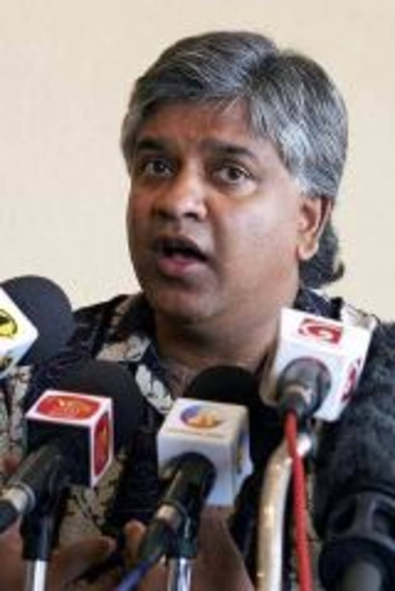 Arjuna Ranatunga announces his retirement from the Sri Lankan government, Colombo, July 21, 2006