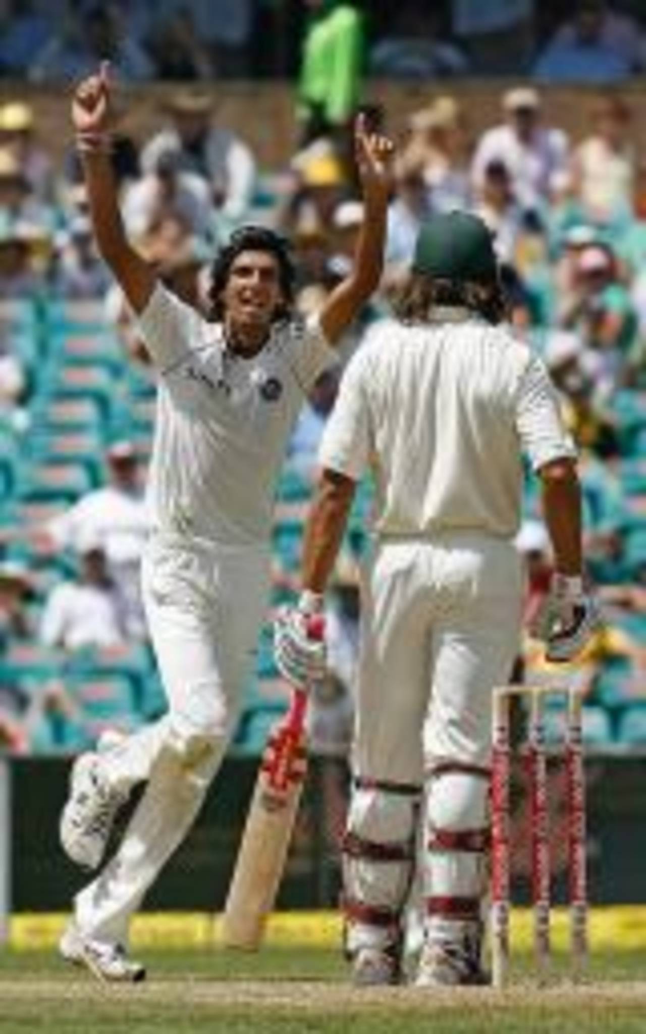 Ishant Sharma was convinced he had Andrew Symonds caught behind, but the umpire disagreed, Australia v India, 2nd Test, Sydney, 1st day, January 2, 2008