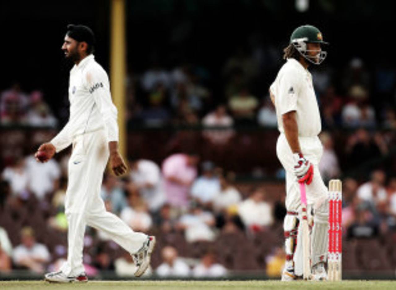 Harbhajan Singh and Andrew Symonds had a quieter day after their third-day confrontation, Australia v India, 2nd Test, Sydney, 4th day, January 5, 2008