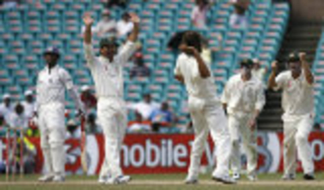 Andrew Symonds celebrates a wicket as Rahul Dravid looks on in disappointment, Australia v India, 2nd Test, Sydney, 5th day, January 6, 2008