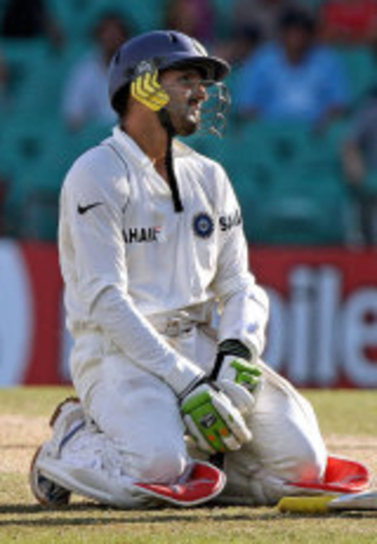 Harbhajan Singh sinks to his knees as India slide towards defeat, Australia v India, 2nd Test, Sydney, 5th day, January 6, 2008