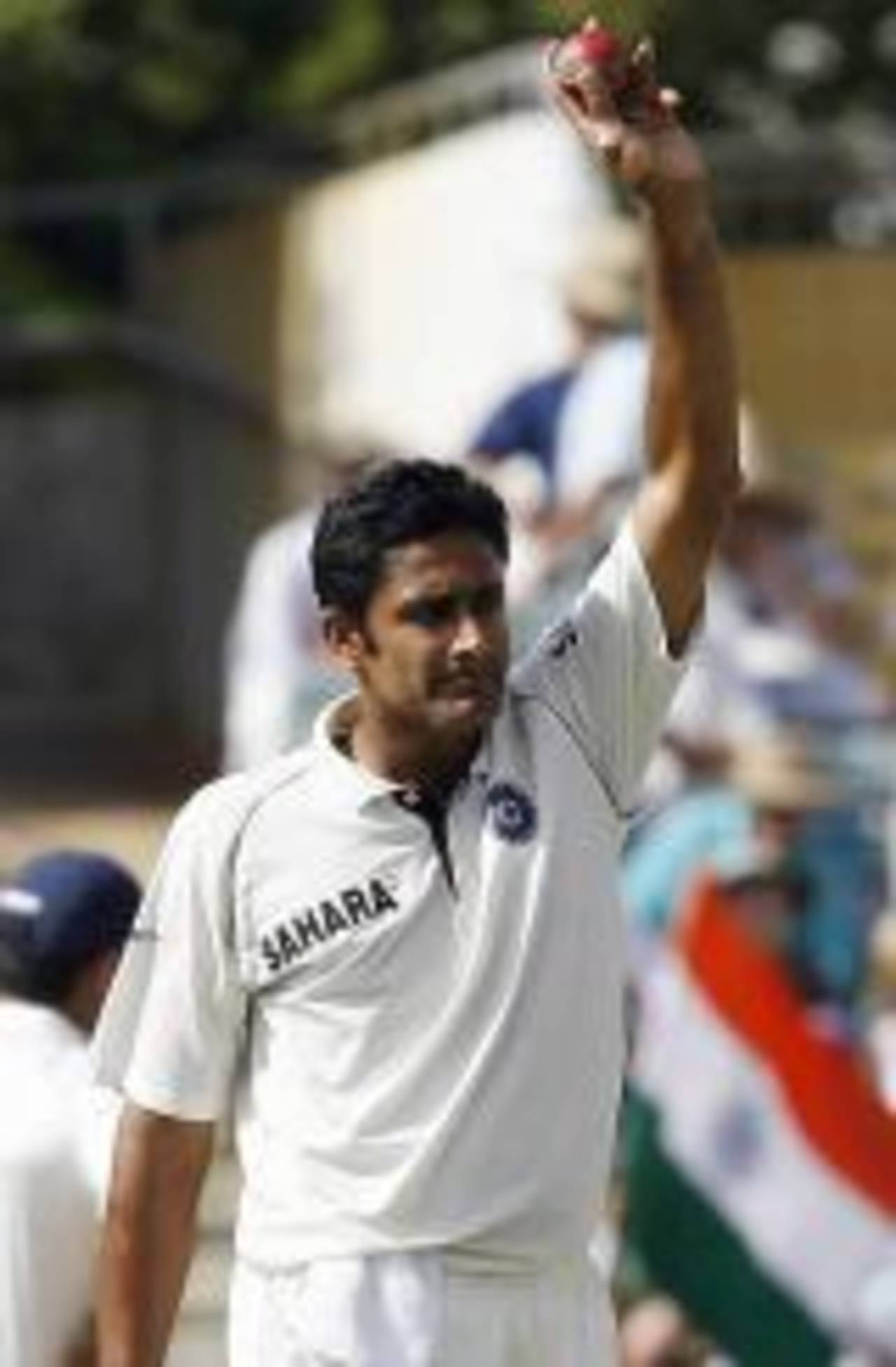 Anil Kumble gestures to the crowd after picking up his 600th wicket, Australia v India, 3rd Test, Perth, 2nd day, January 17, 2008 