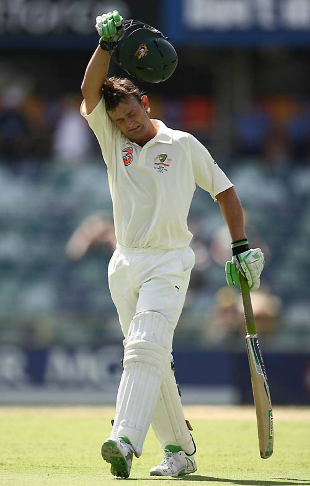 A disappointed Adam Gilchrist walks back, Australia v India, 3rd Test, Perth, 2nd day, January 17, 2008 