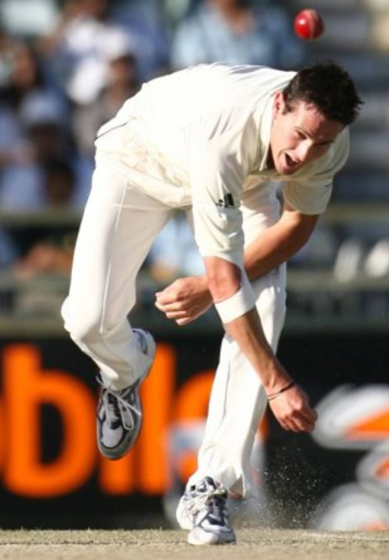 Shaun Tait slings in a fast one, Australia v India, 3rd Test, Perth, 2nd day, January 17, 2008
