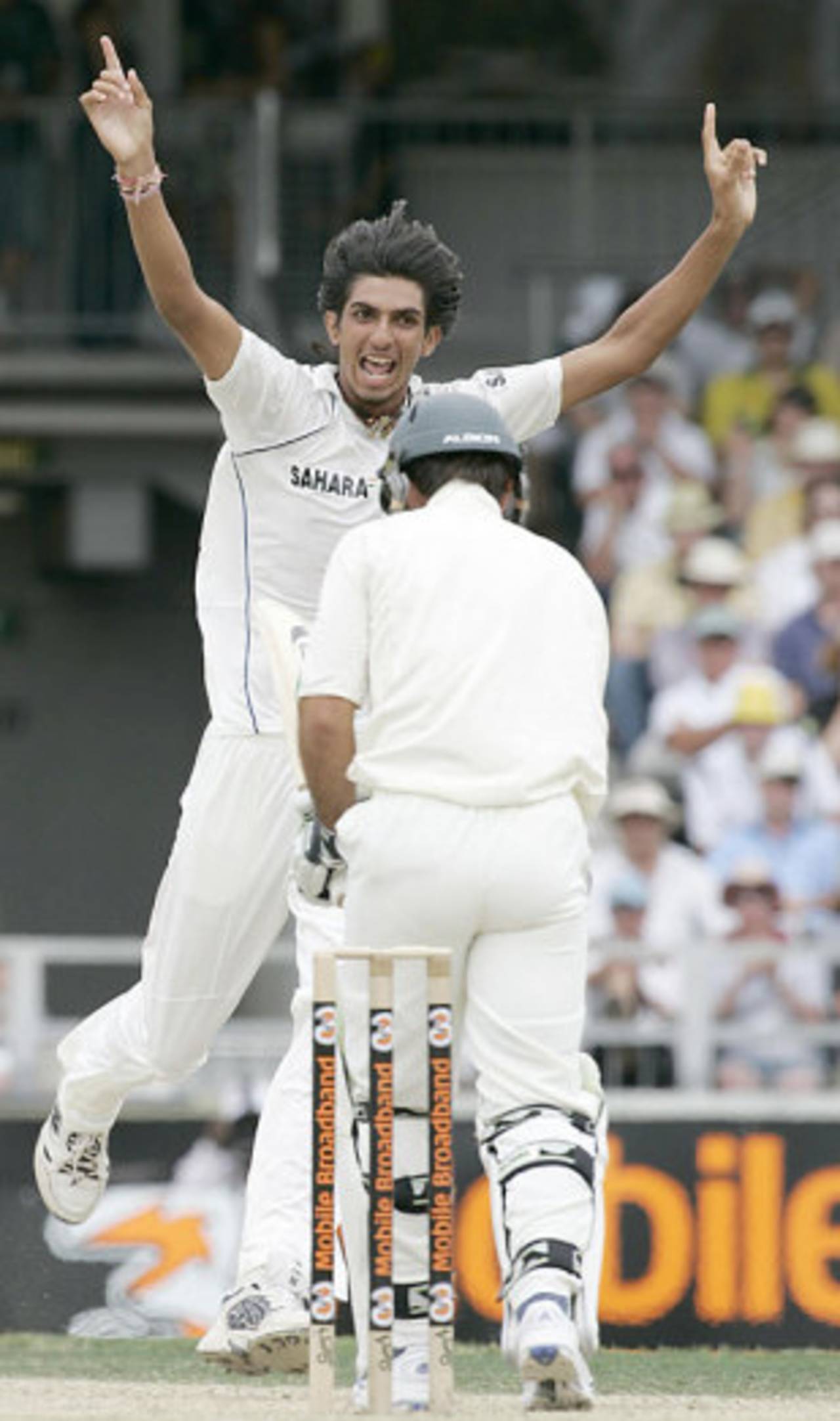 Ishant Sharma is pumped up after taking Ricky Ponting's wicket, Australia v India, 3rd Test, Perth, 4th day, January 19, 2008