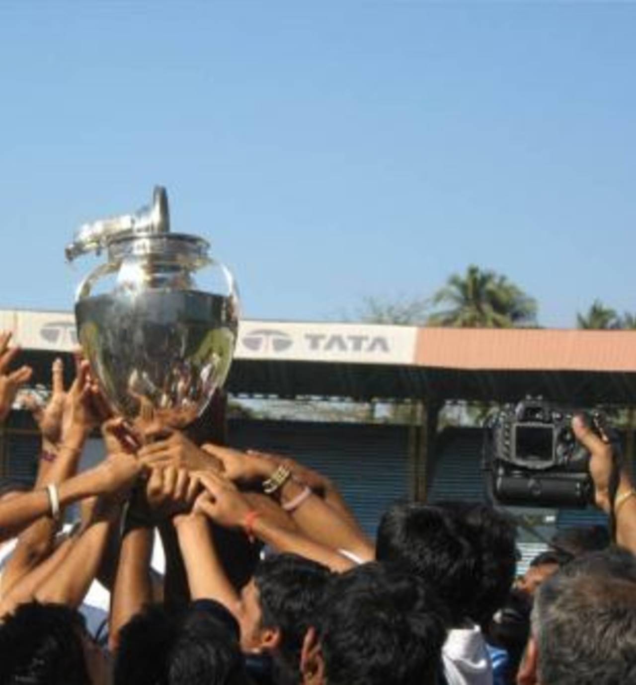 The victorious Delhi squad lift the Ranji Trophy, Delhi v Uttar Pradesh, Ranji Trophy Super League final, Mumbai, 4th day, January 19, 2008
