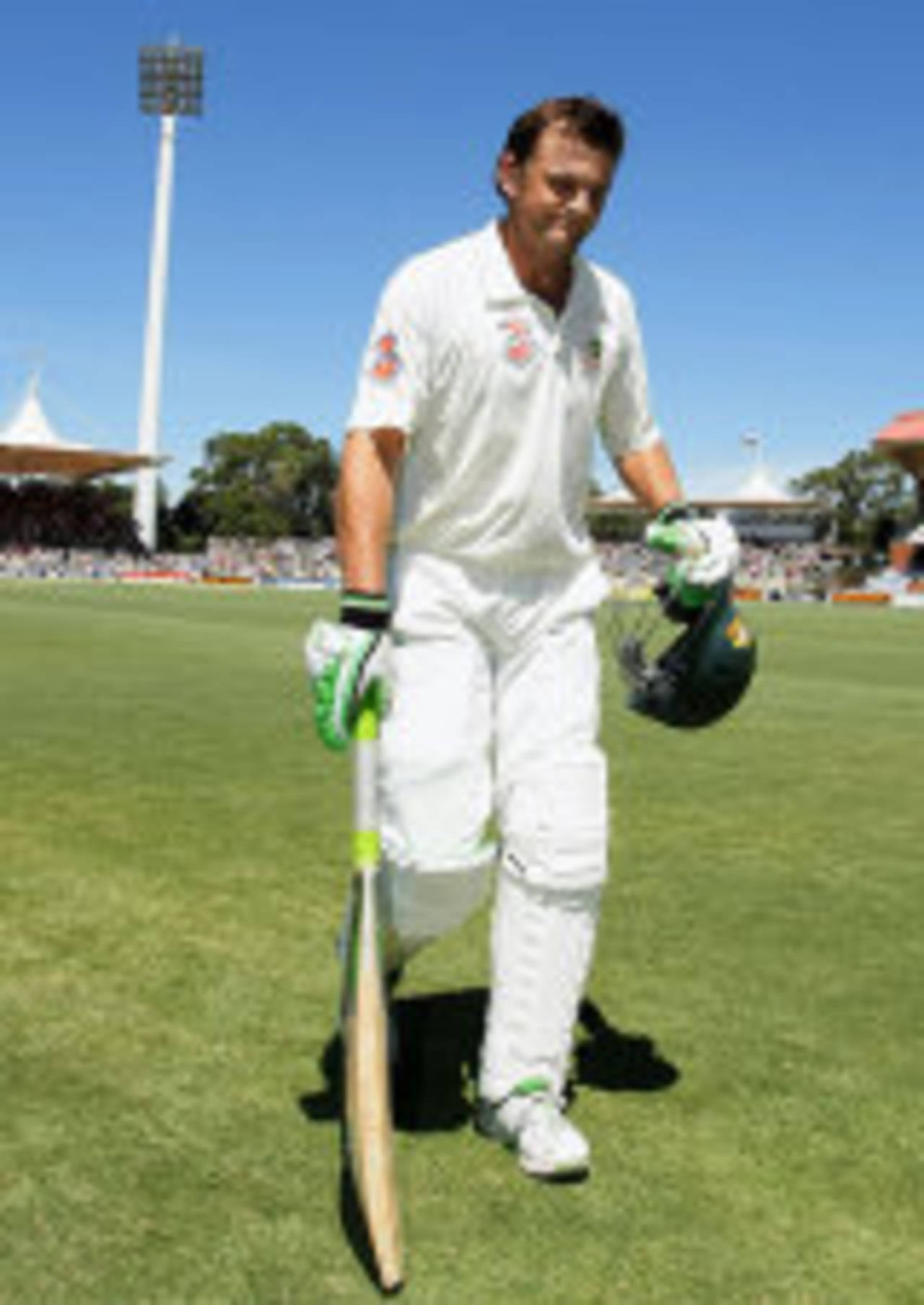 An emotional Adam Gilchrist departs the field, Australia v India, 4th Test, Adelaide, 4th day, January 27, 2008