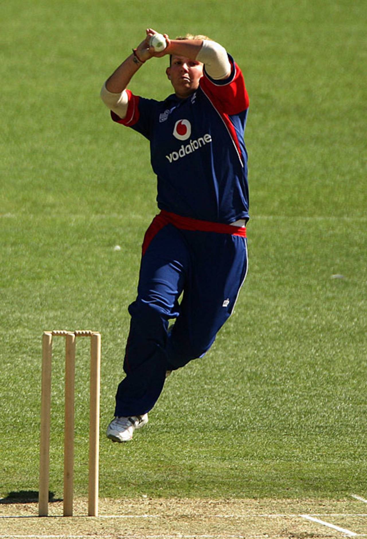 Nicky Shaw runs in to bowl, Australia women v England women, 2nd ODI, Melbourne, February 4, 2008