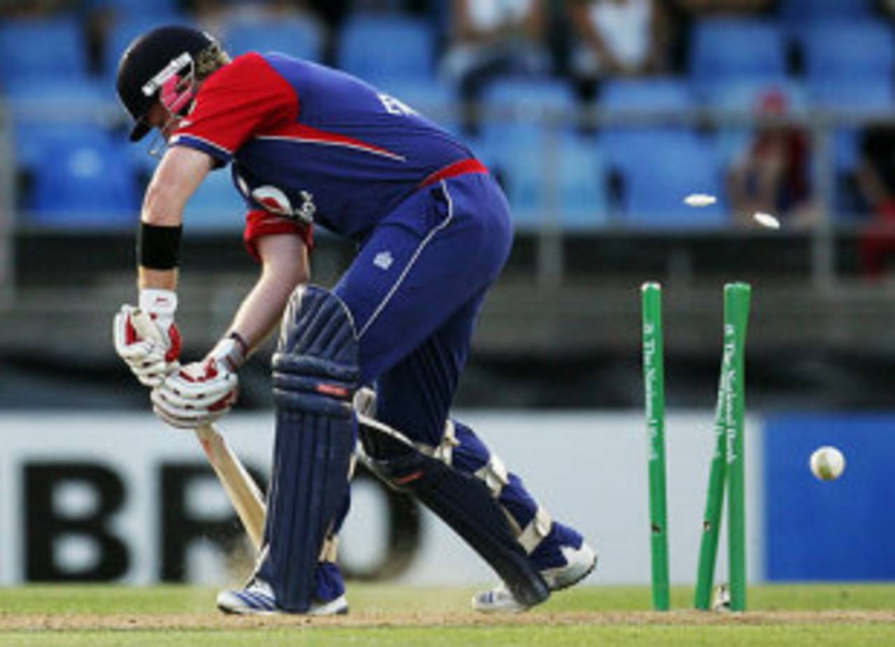 Ian Bell is yorked by a slower ball, New Zealand v England, 1st Twenty20, Auckland, February 5, 2008