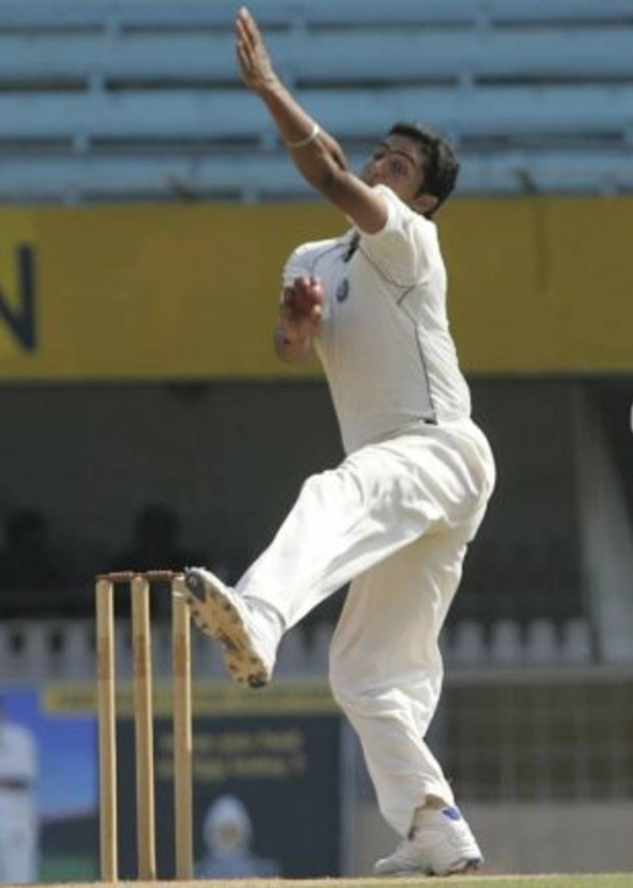 VRV Singh in his delivery stride, North Zone v West Zone, Duleep Trophy final, Mumbai, February 19, 2008