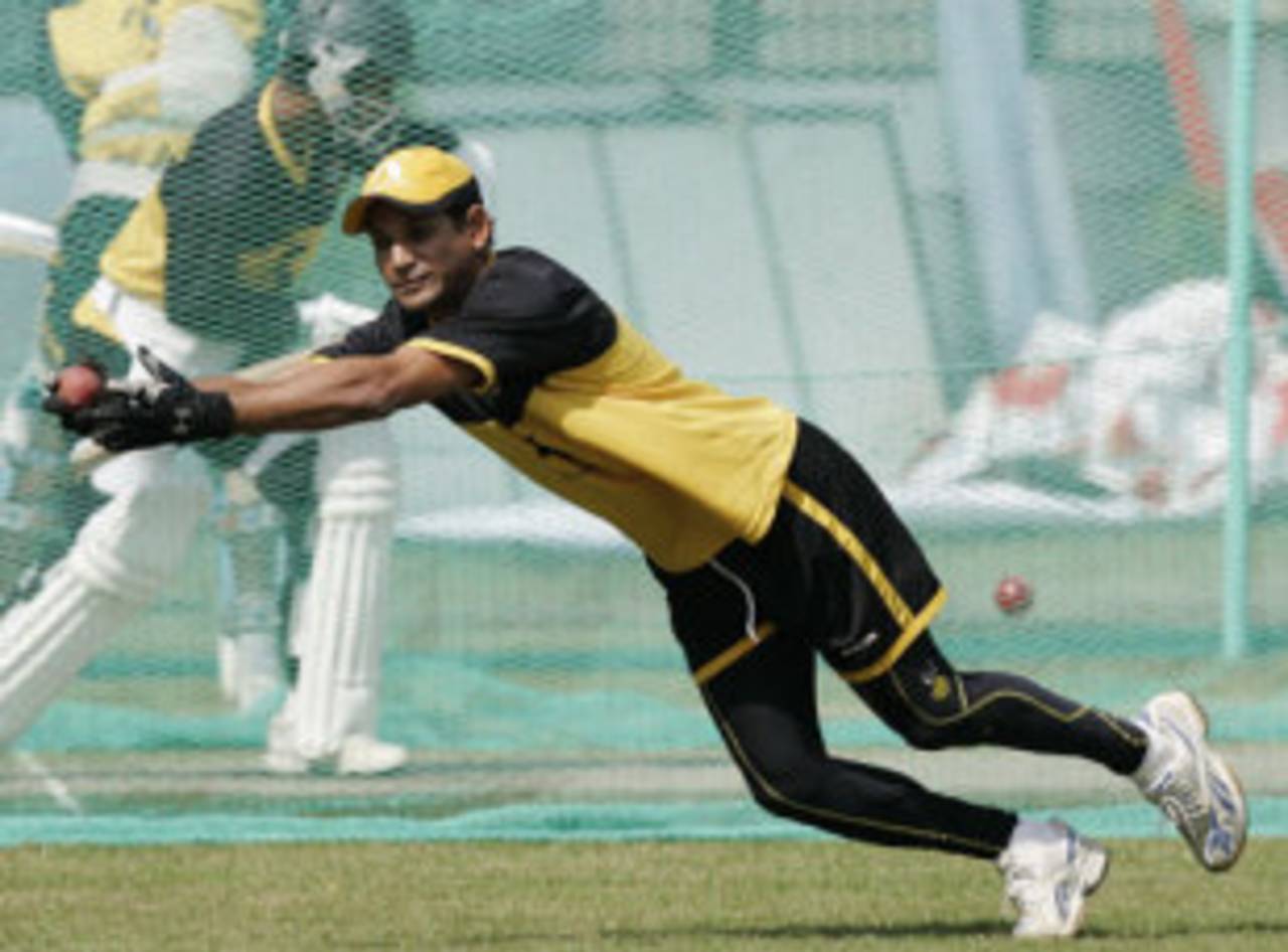 Habibul Bashar pulls off a sharp catch in training, Chittagong, February 28, 2008