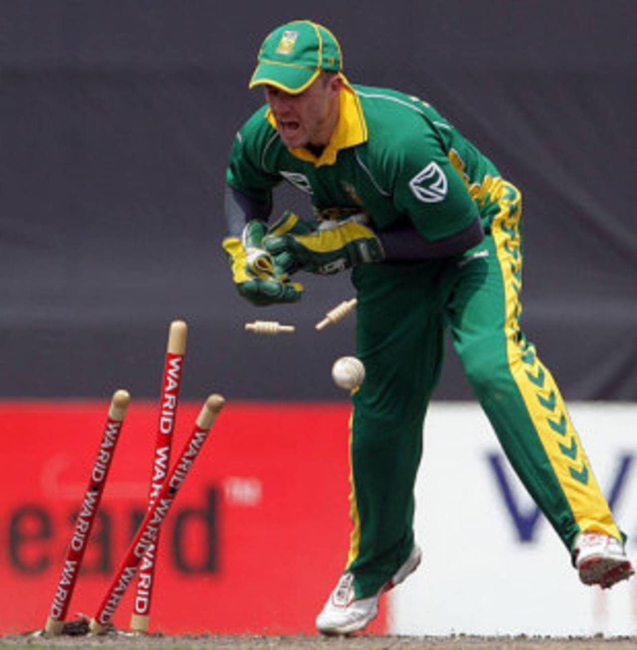 AB de Villiers runs out Dhiman Ghosh, Bangladesh v South Africa, 2nd ODI, Mirpur, March 12, 2008