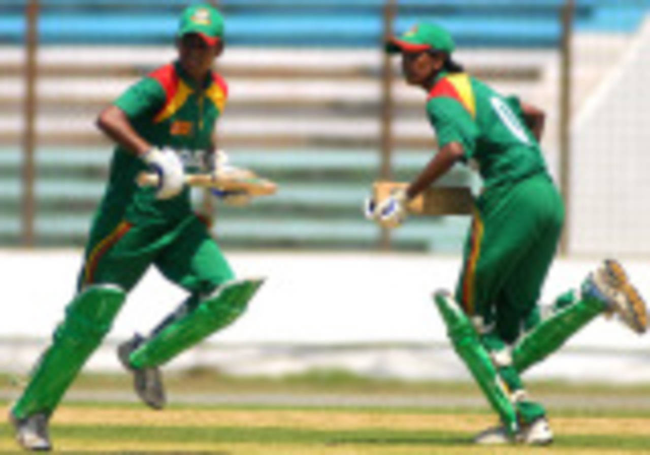 Salma Khatun and Panna Ghosh take a run during their 156-run stand, Bangladesh women v Hong Kong women, 2nd match, Chittagong, March 25, 2008