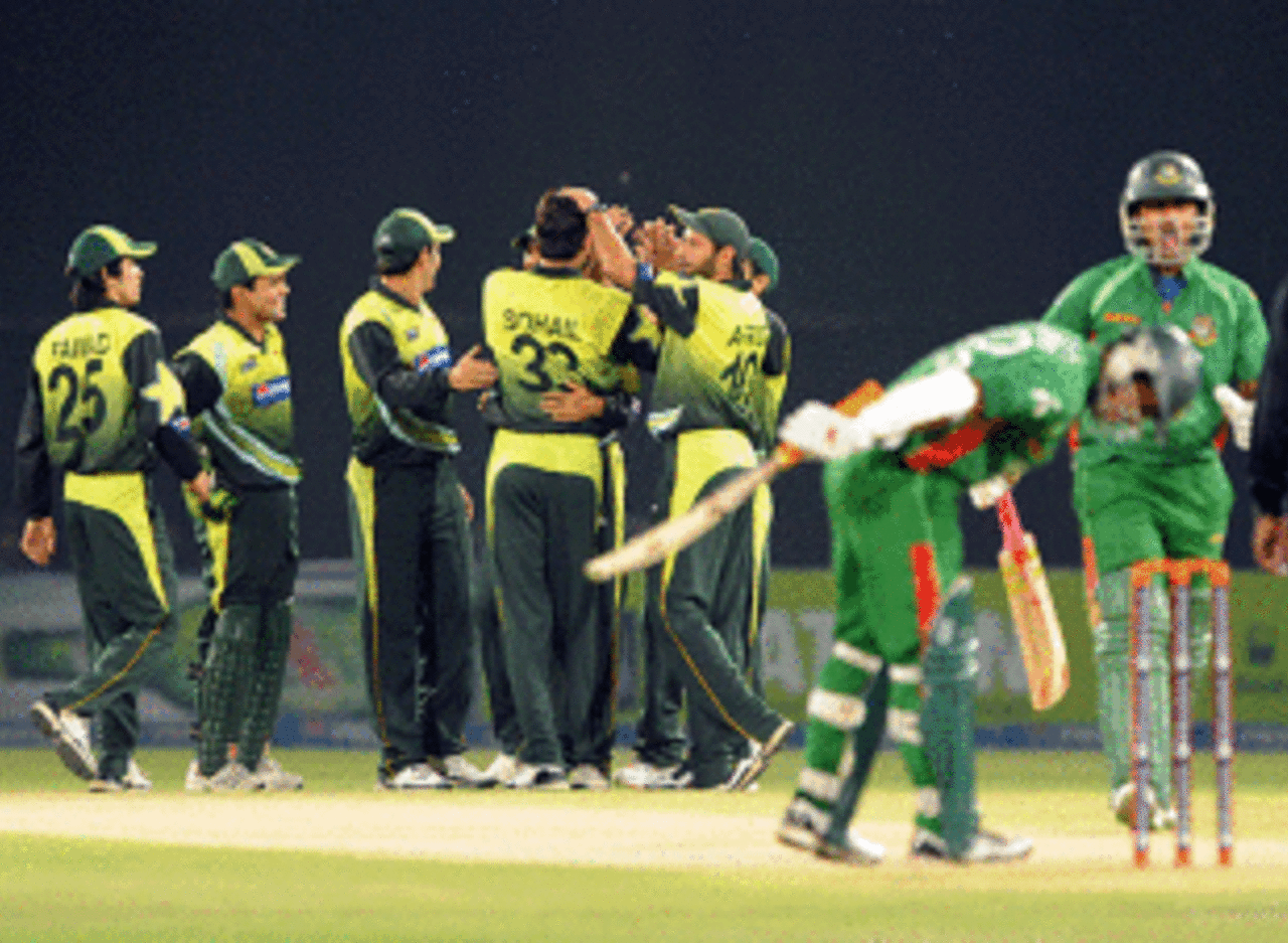 Sohail Tanvir is surrounded by his team-mates after nailing Tamim Iqbal, Pakistan v Bangladesh, 1st ODI, Lahore, April 8, 2008