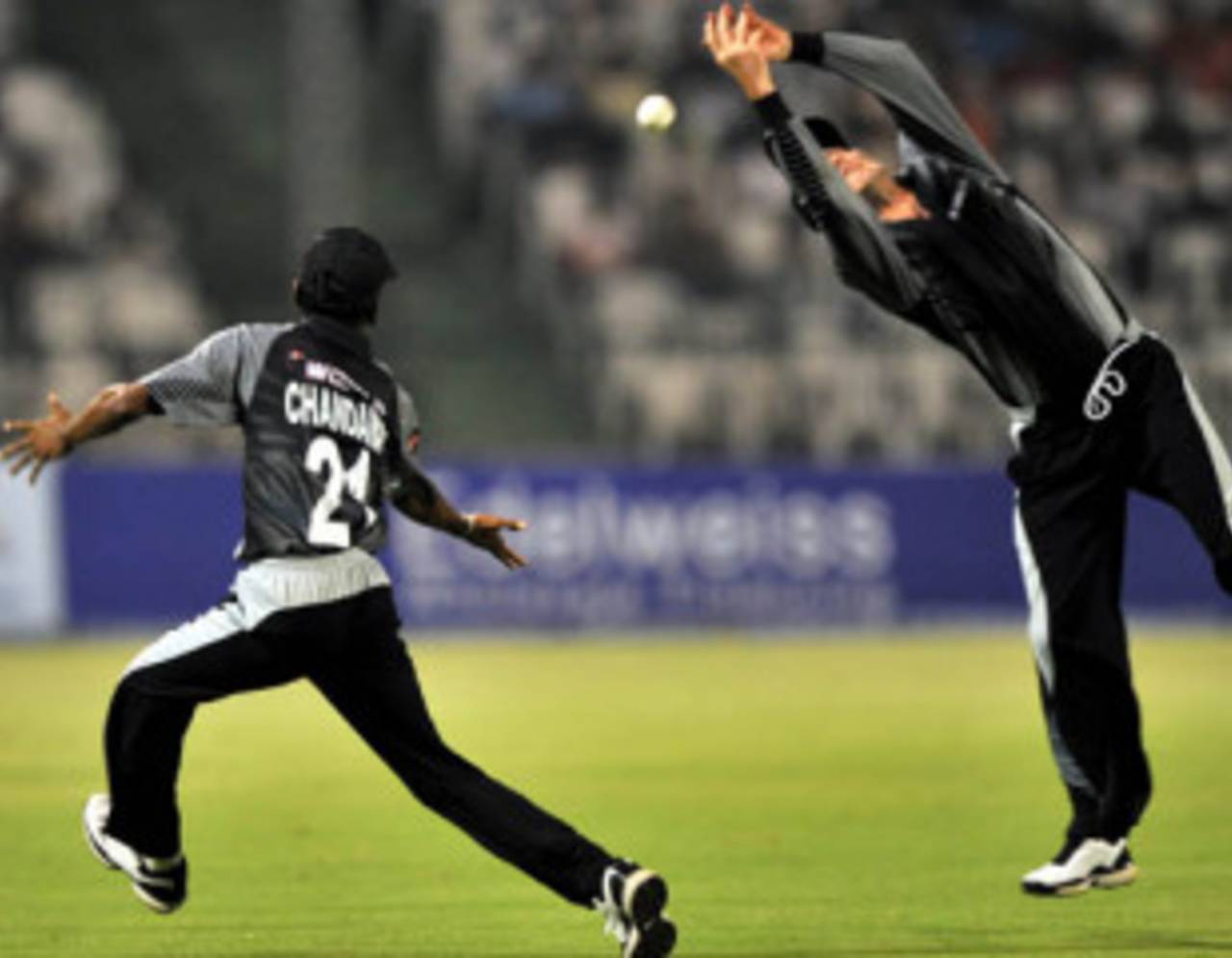 Chris Harris and Upul Chandana fail to catch the ball, India XI v World XI, final, Indian Cricket League, Hyderabad, April 15, 2008