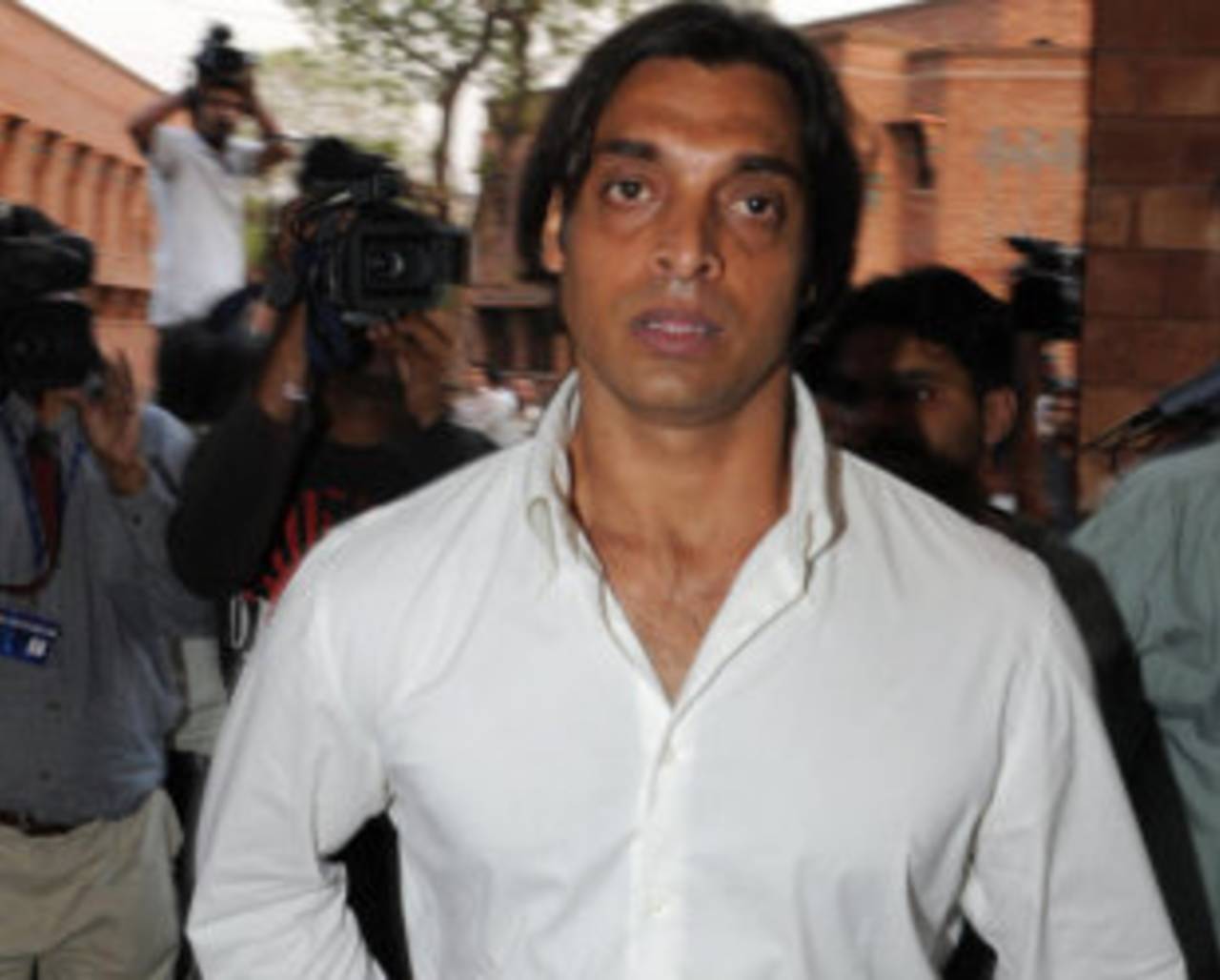 Shoaib Akhtar arrives to attend an appellate tribunal hearing, Lahore, April 28, 2008 