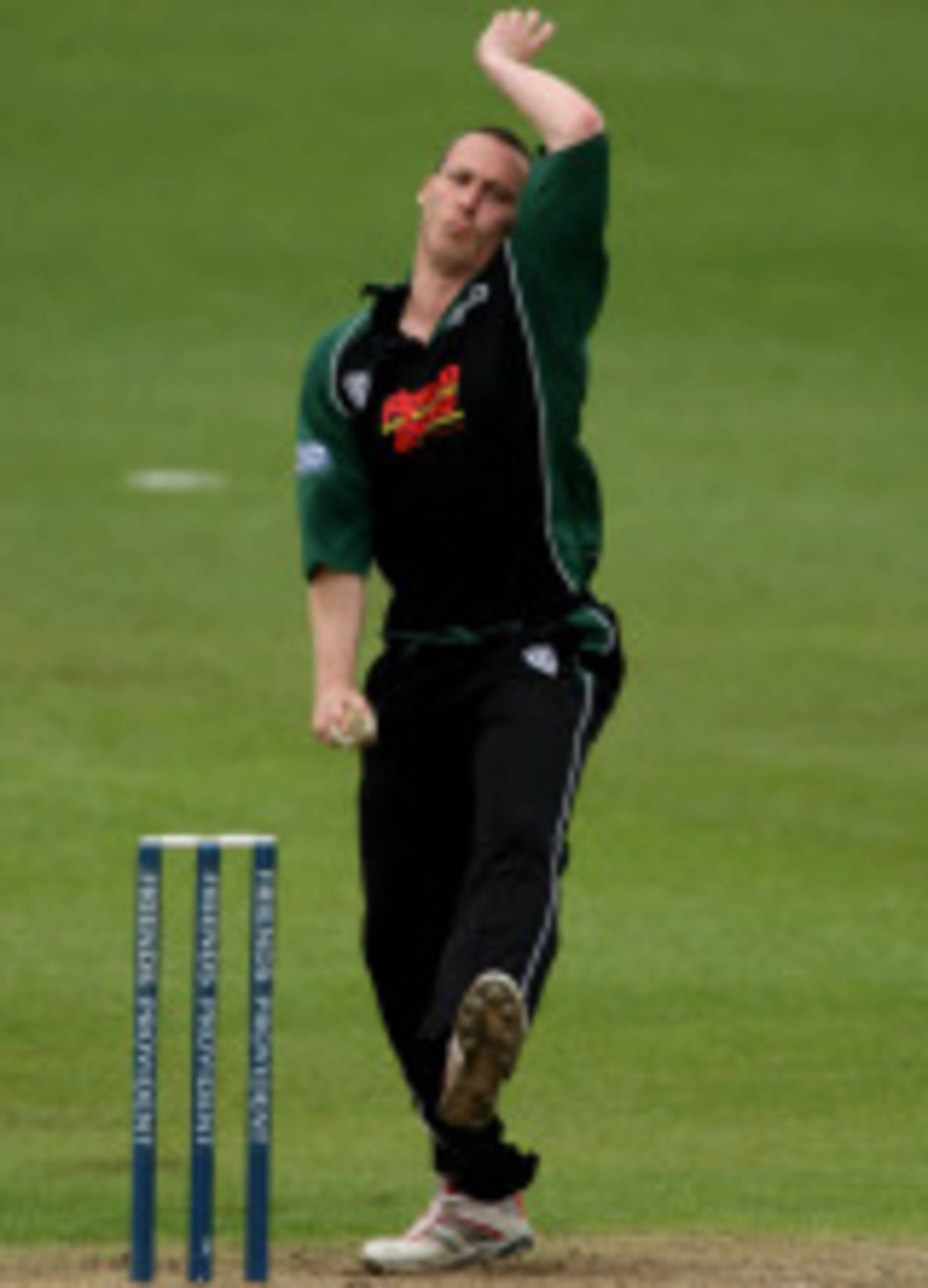 Simon Jones in his delivery stride, Worcestershire v Glamorgan, Friends Provident Trophy, New Road, May 5, 2008