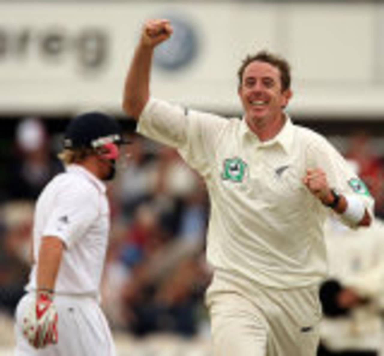Iain O'Brien celebrates the wicket of Ian Bell as England struggled, England v New Zealand, 2nd Test, Old Trafford, May 25, 2008