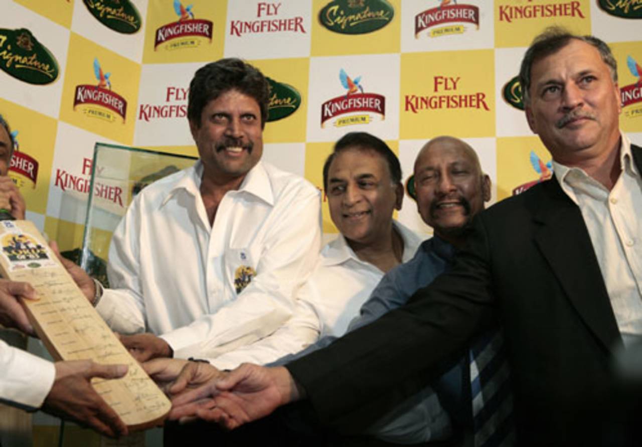 Kapil Dev, Sunil Gavaskar, Syed Kirmani and Roger Binny present a bat autographed by the entire 1983 World Cup-winning team, Bangalore, June 3, 2008
