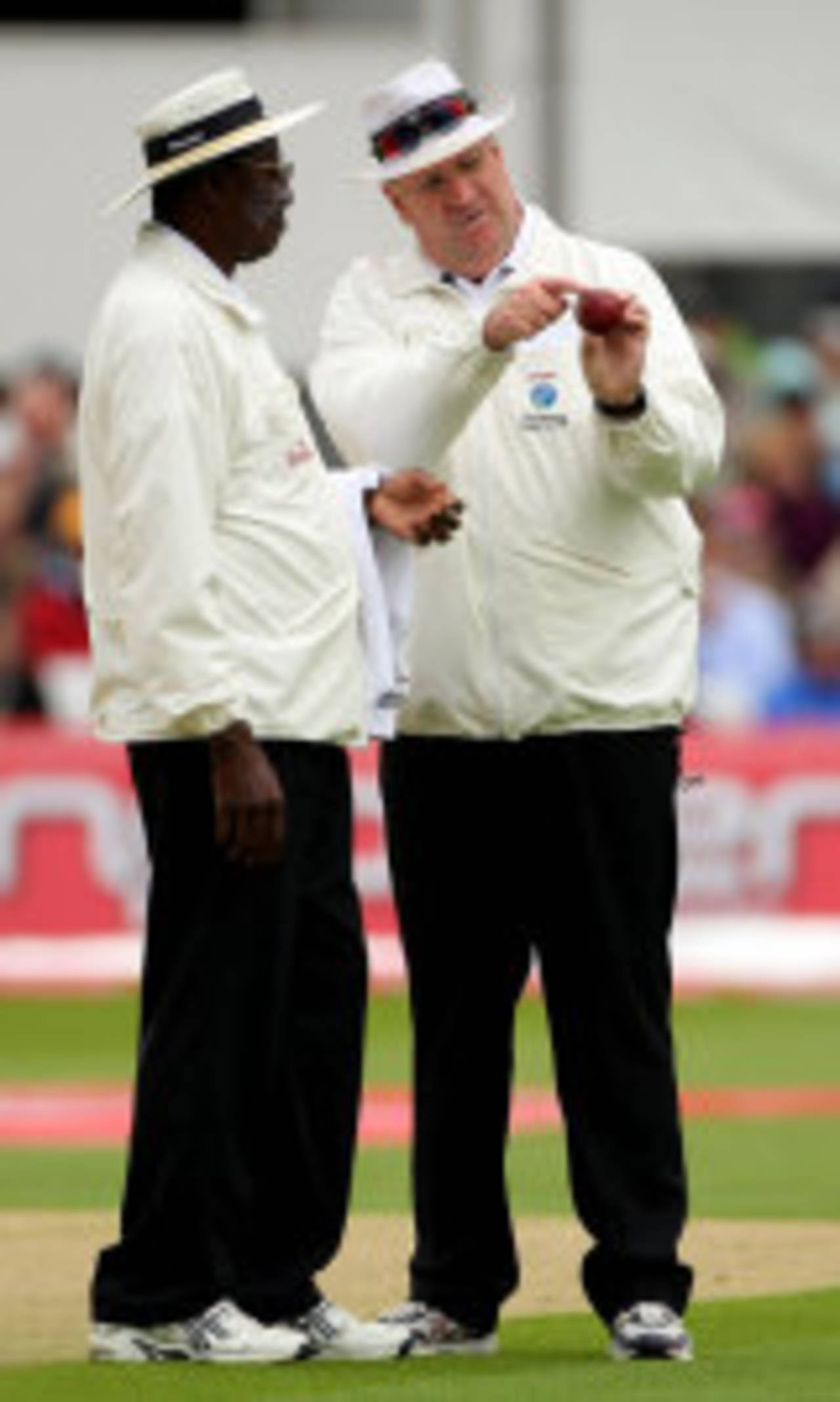 Steve Bucknor and Darrell Hair decide to change the ball, England v New Zealand, 3rd Test, Trent Bridge, June 6, 2008