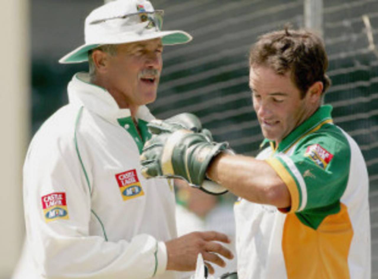 Ray Jennings has a word with Mark Boucher during a practice session, Antigua, March 28, 2005 