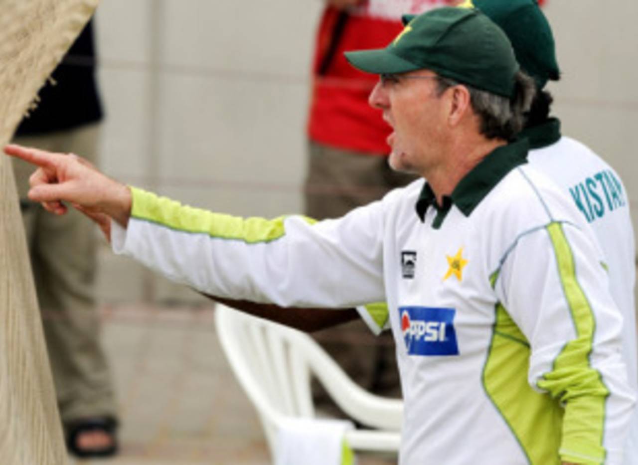 Geoff Lawson points out instructions during training, Karachi, July 1, 2008