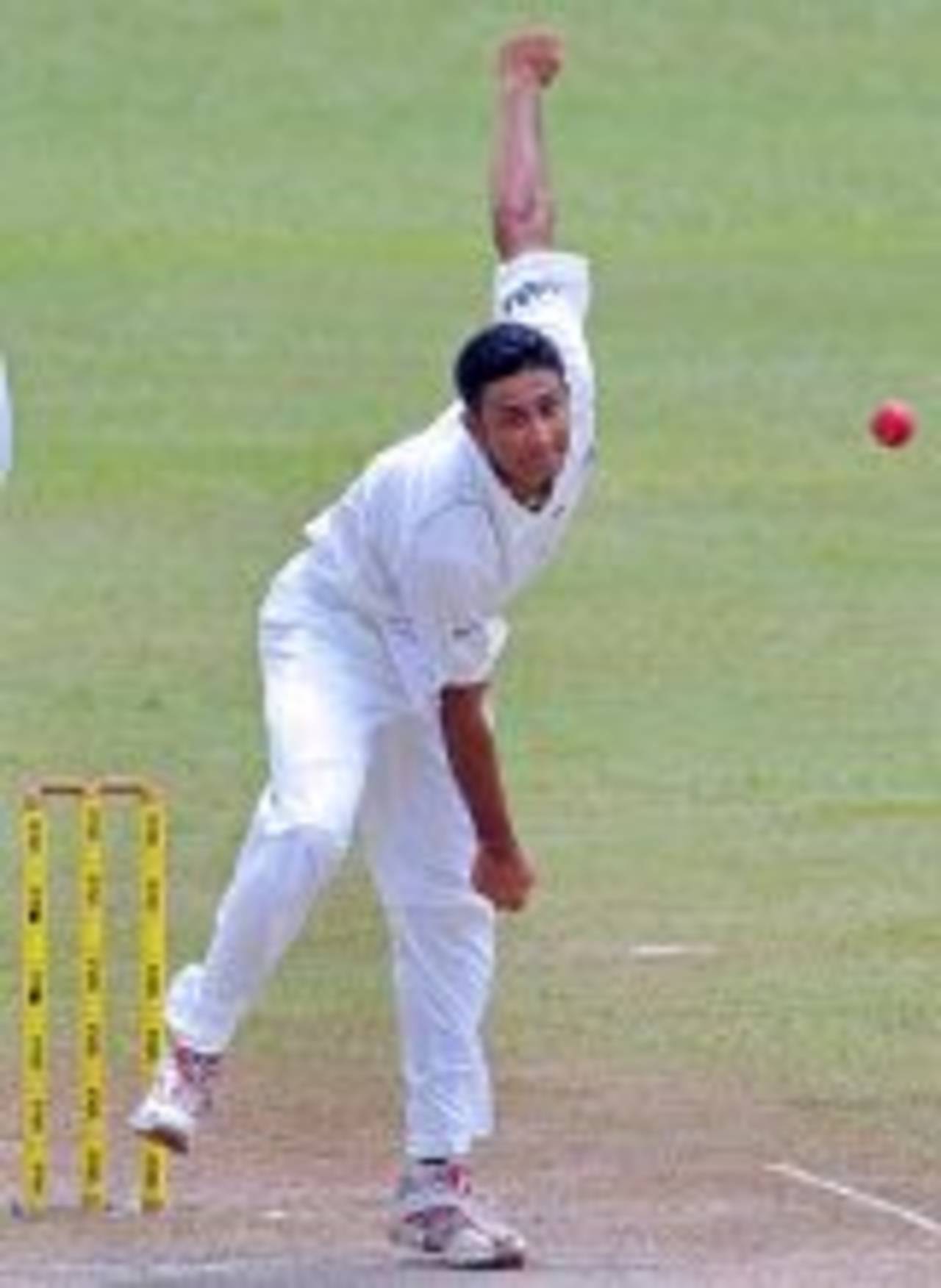 Anil Kumble in action on the third day, Sri Lanka v India, 3rd Test, PSS, Colombo, 3rd day, August 10, 2008