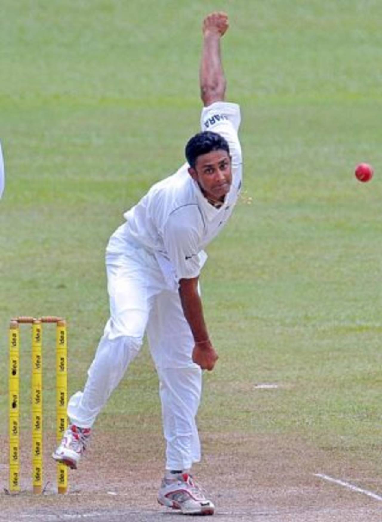 Anil Kumble in action on the third day, Sri Lanka v India, 3rd Test, PSS, Colombo, 3rd day, August 10, 2008