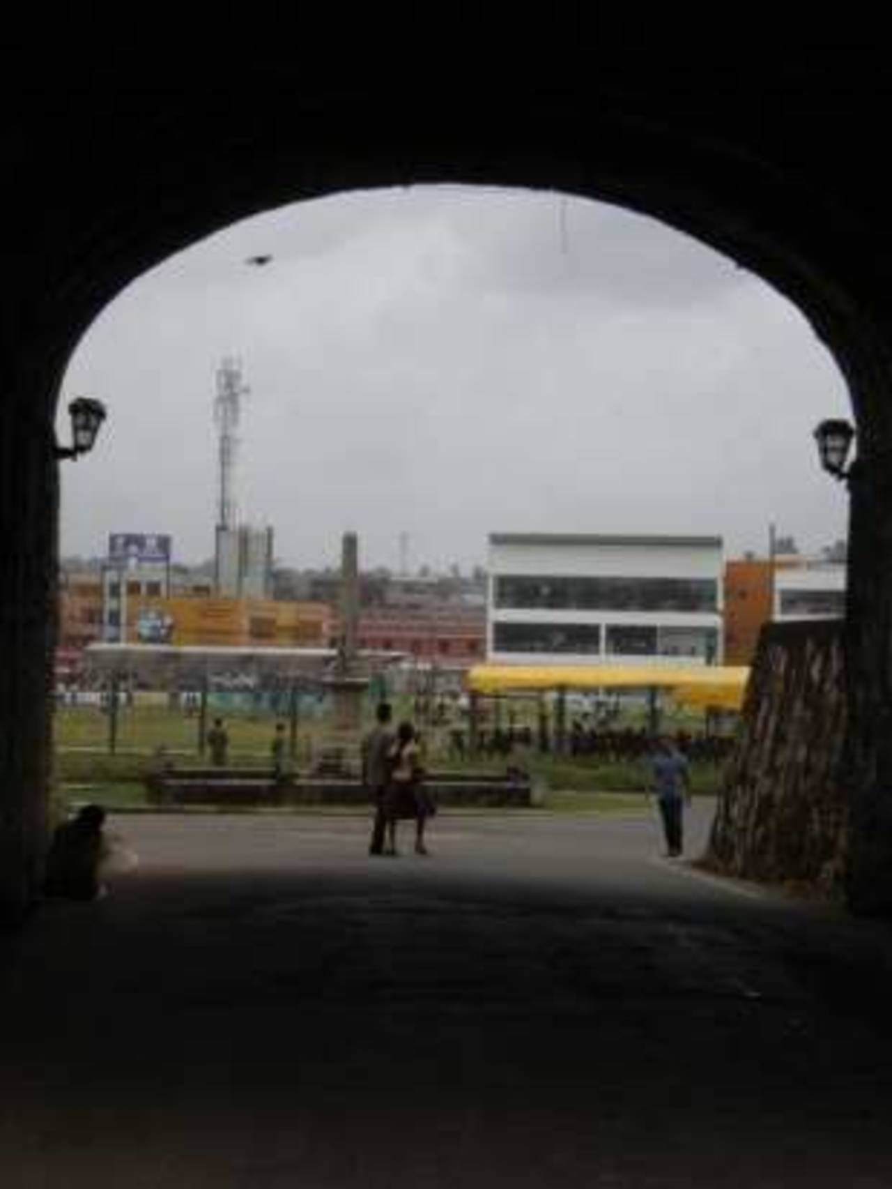 The stadium through one of the entrances to the Galle Fort&nbsp;&nbsp;&bull;&nbsp;&nbsp;Sambit Bal/CricInfo