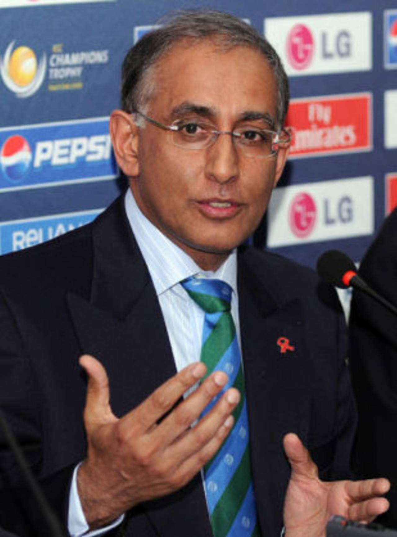 Haroon Lorgat, the ICC's chief executive, addresses a press conference, Karachi, August 12, 2008 