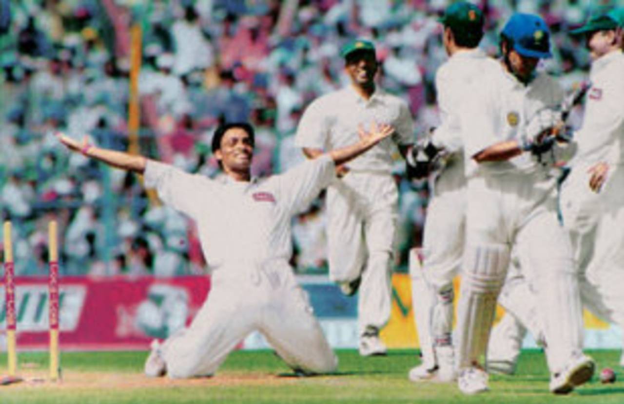 Shoaib Akhtar gets Rahul Dravid and Sachin Tendulkar, India v Pakistan, Asia Test Championship, Kolkata, 17 February, 1999