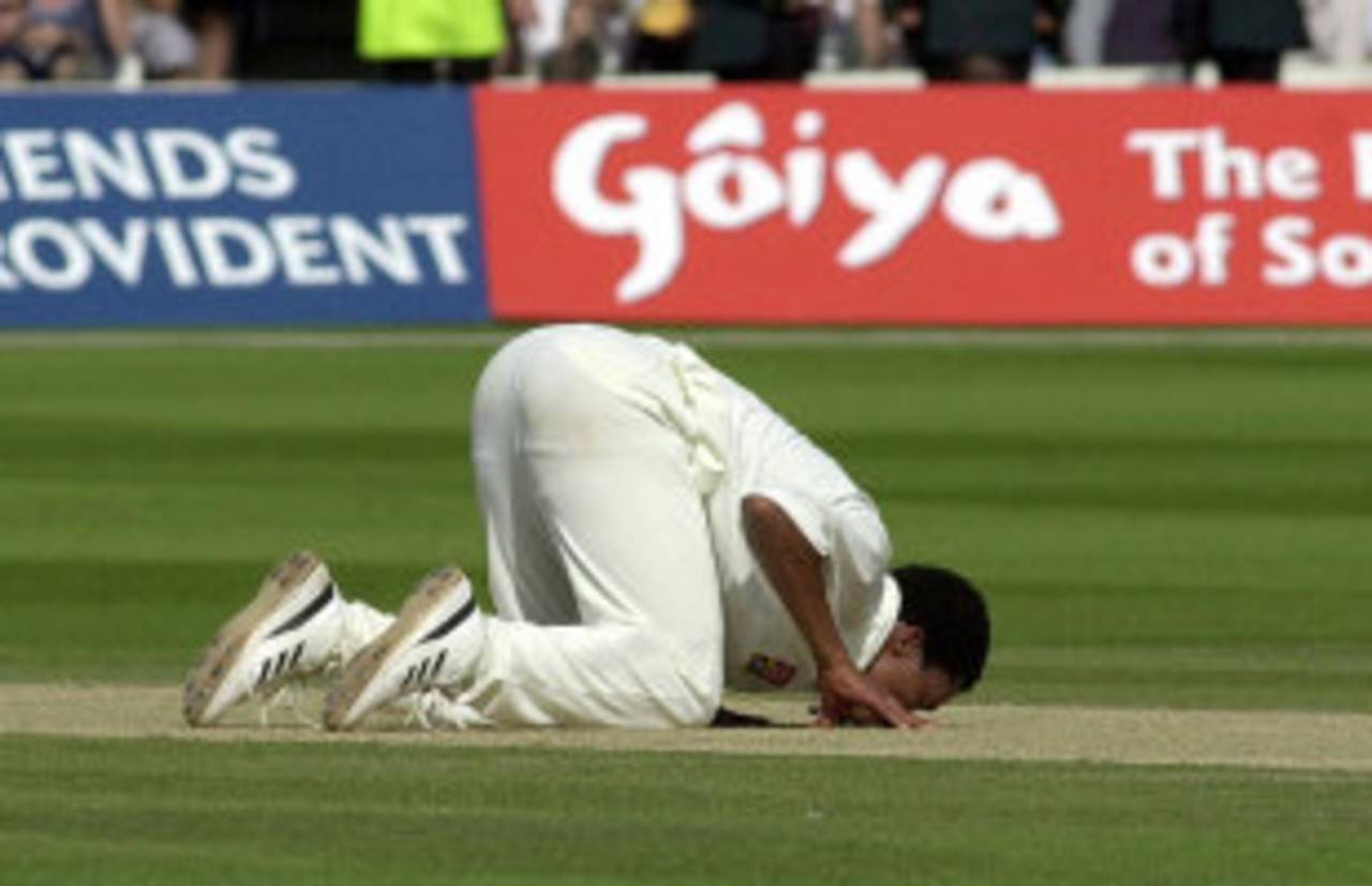 Makhaya Ntini kisses the pitch after his 10-wicket haul, England v South Africa, Lord's, 4th day, August 3, 2003